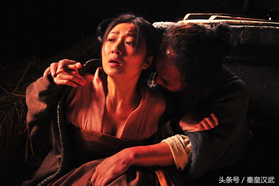 忠臣妻子遭*暴强**生下一女,太监:如何处置?暴君:养大赚钱