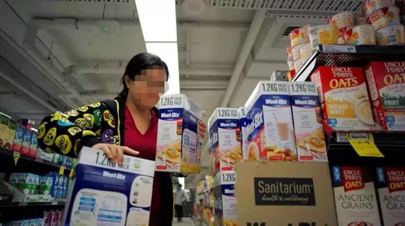 再见了，代购！再见了，微商！机场抓了100多人，男子当场下跪……