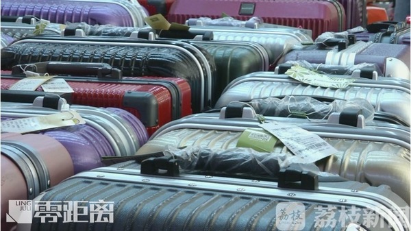 没有密码只有钥匙的行李箱,没设密码的行李箱怎么打开