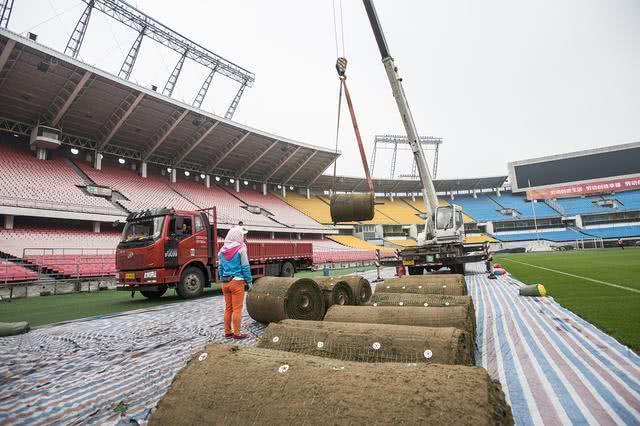 鹿晗踢足球高光时刻,鹿晗参加完活动马上看足球比赛
