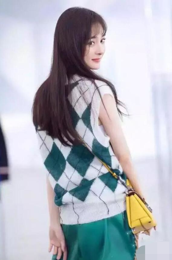 21岁关晓彤与32岁杨幂,杨幂和关晓彤同岁