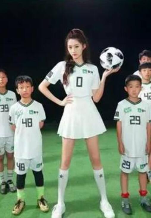 杨幂和关晓彤同穿足球袜,杨幂关晓彤腿型