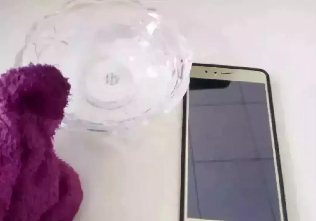 手机屏幕有油腻用什么擦,手机屏幕总是沾满指纹有什么办法
