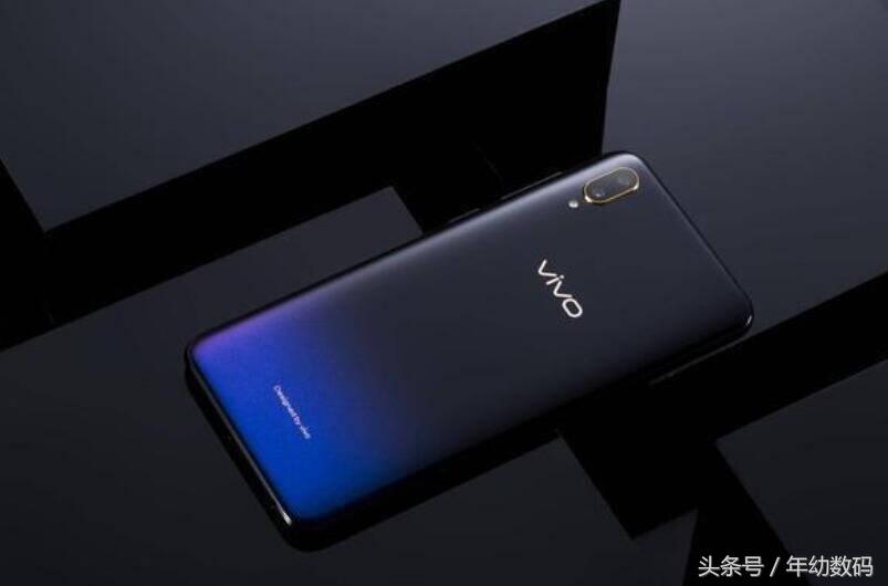 水滴屏和刘海屏哪个受欢迎,水滴屏比刘海屏好看