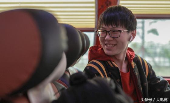 英雄联盟s8rng对阵c9香锅,英雄联盟s8总决赛uzi