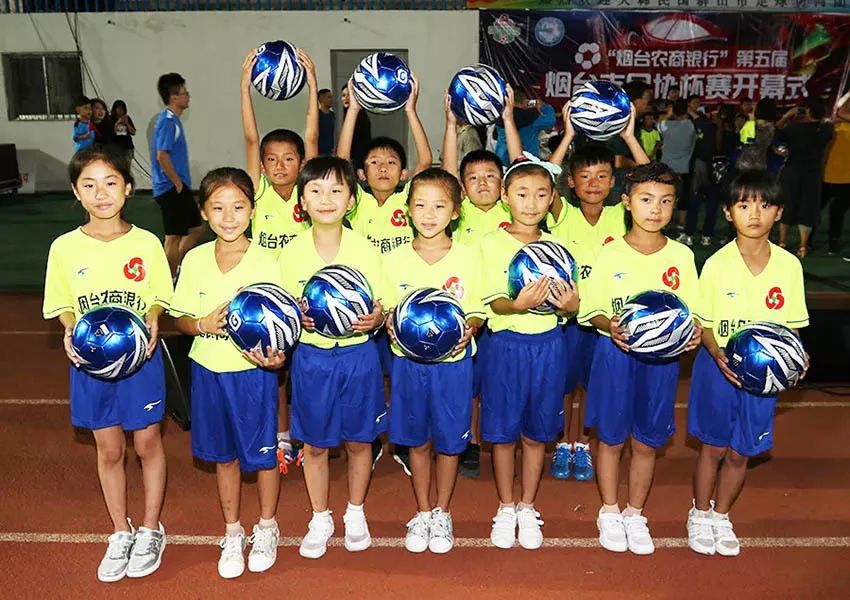 足球联赛战火重燃,足球邀请赛激情开赛