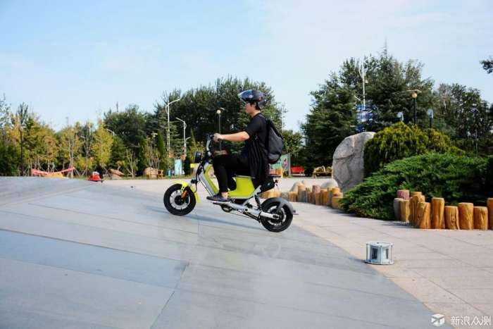 这才是真正的电动自行车,小牛评测特斯拉