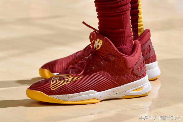 月球漫步者致敬迈克尔-杰克逊！10月9日NBA球鞋赏析