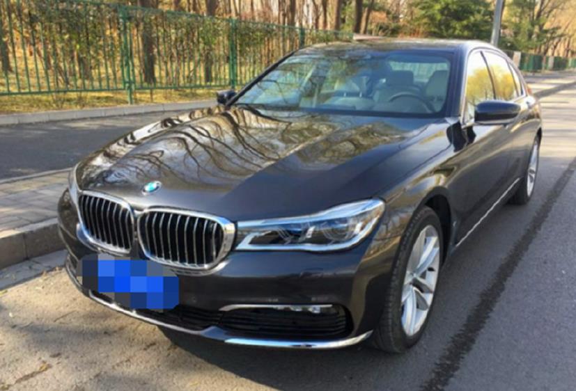 小伙开宝马7系,小伙把车借给了兄弟