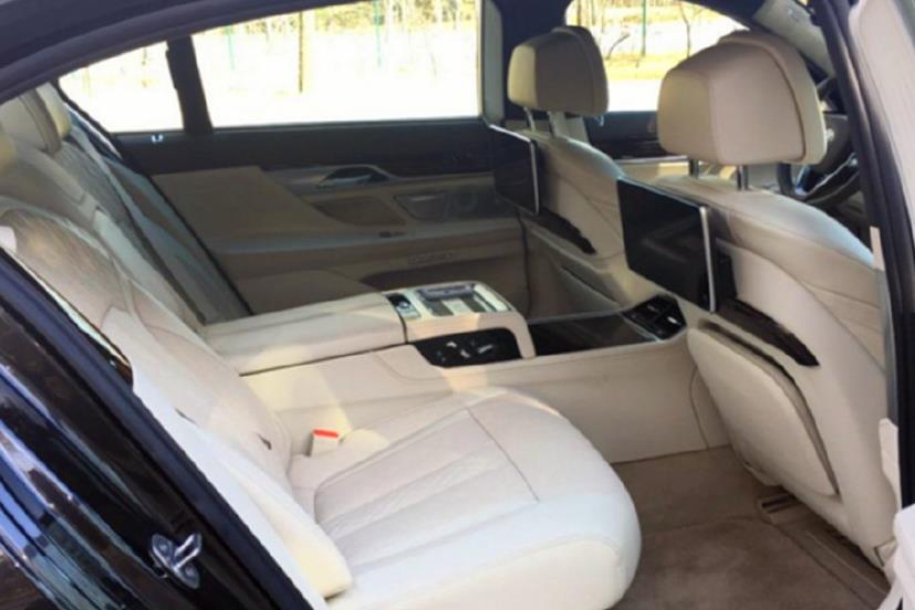 小伙开宝马7系,小伙把车借给了兄弟