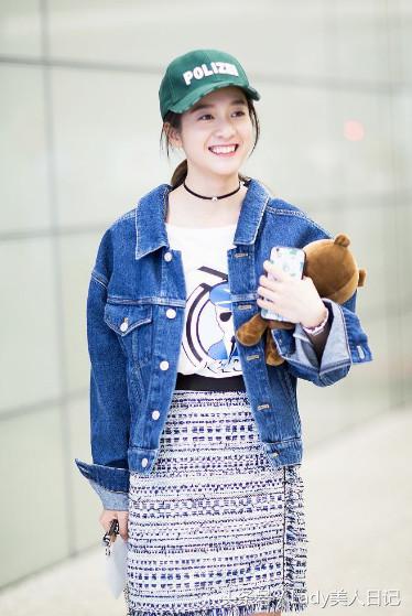 牛仔外套怎么穿出青春感,牛仔外套怎么穿才刚刚好