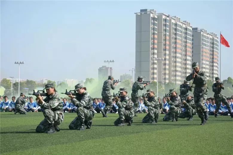 学生军训整齐划一的军姿,军训军姿