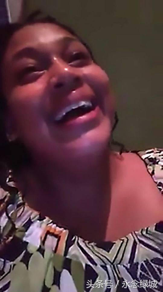 女子错把“肛门松弛剂”当唇膏抹走红：我的嘴睡着了