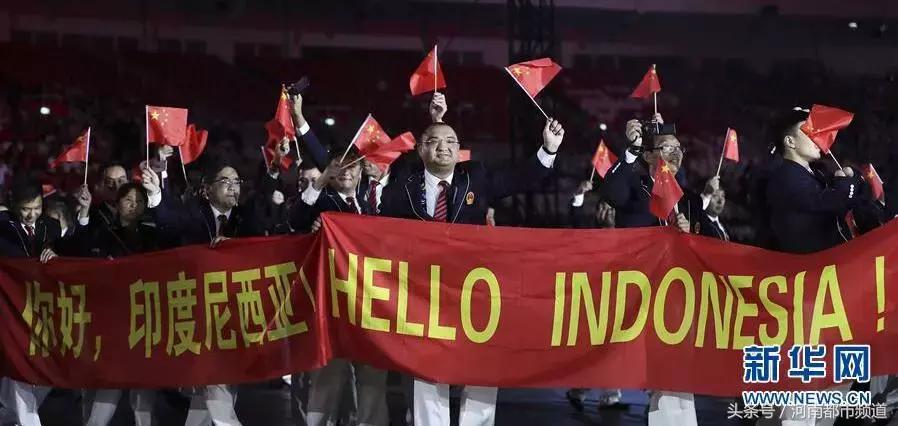 这场“无人关注”的盛会，他们手持*旗国**高喊“中国加油”！