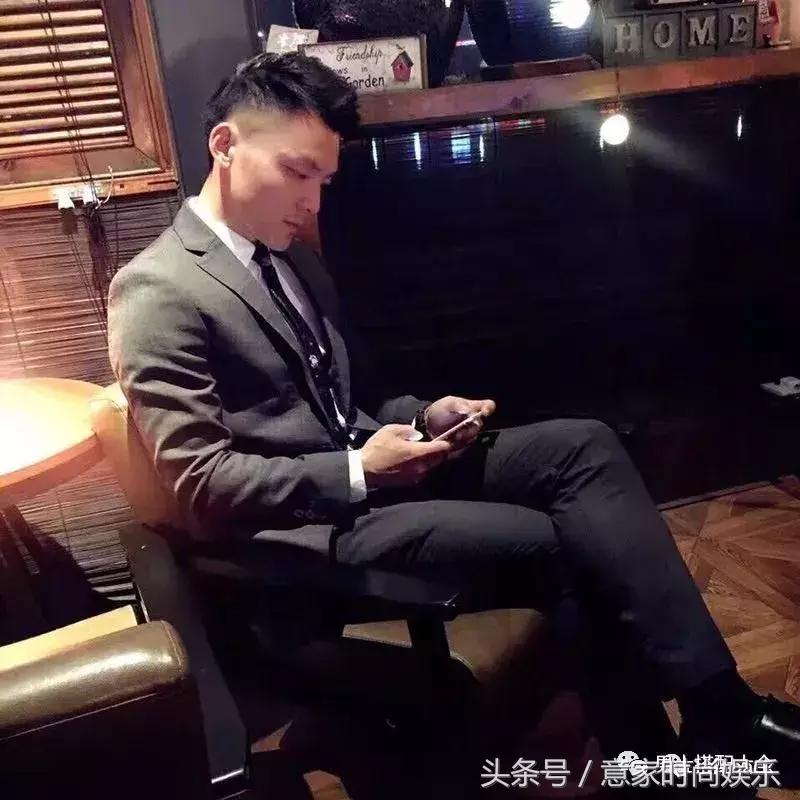 采访别人一身衣服多少钱,采访男生一身穿搭几十万