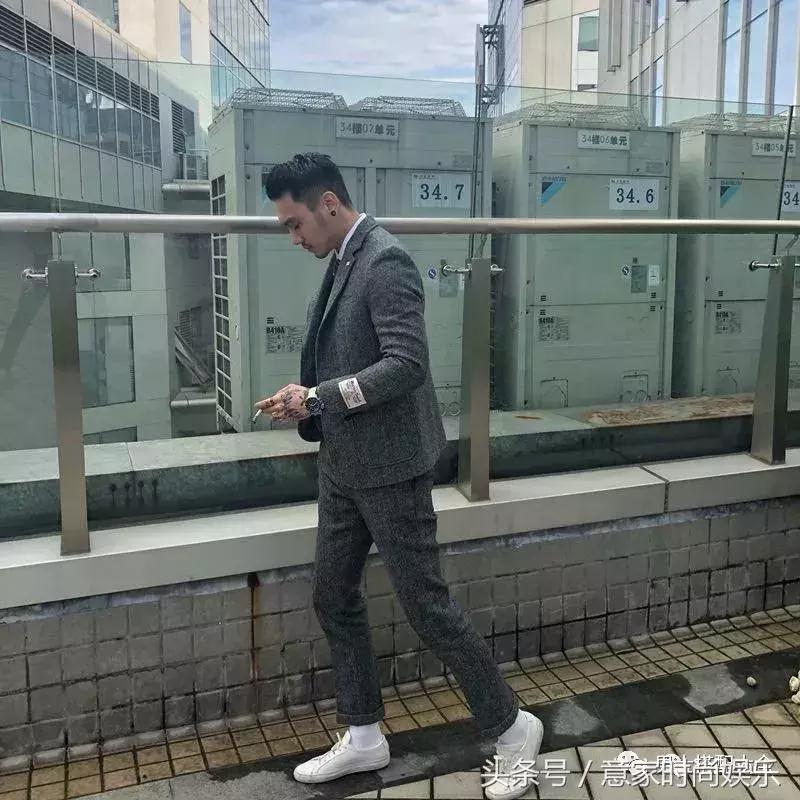 采访别人一身衣服多少钱,采访男生一身穿搭几十万