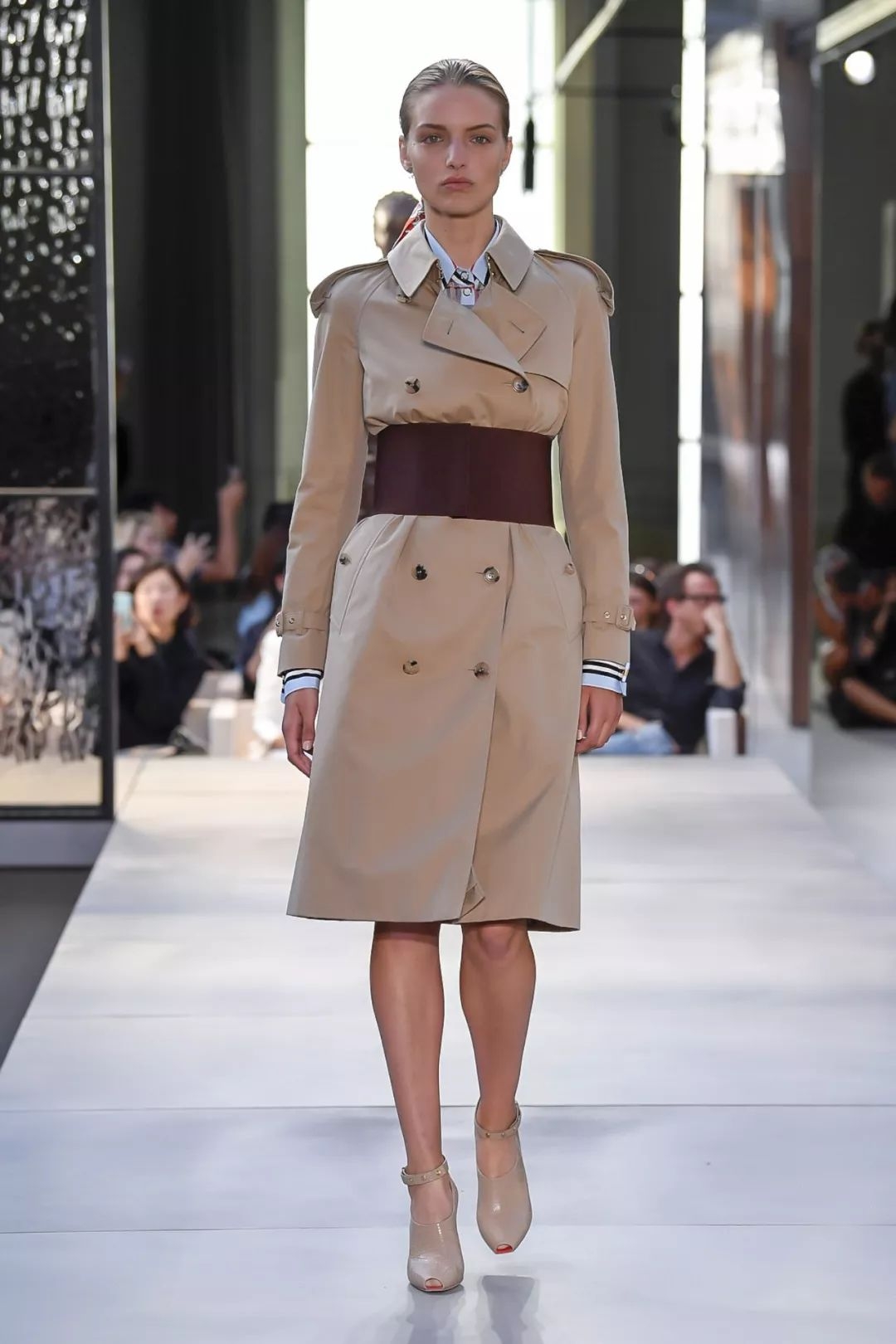 风衣里面穿什么比较搭配男,风衣内穿什么