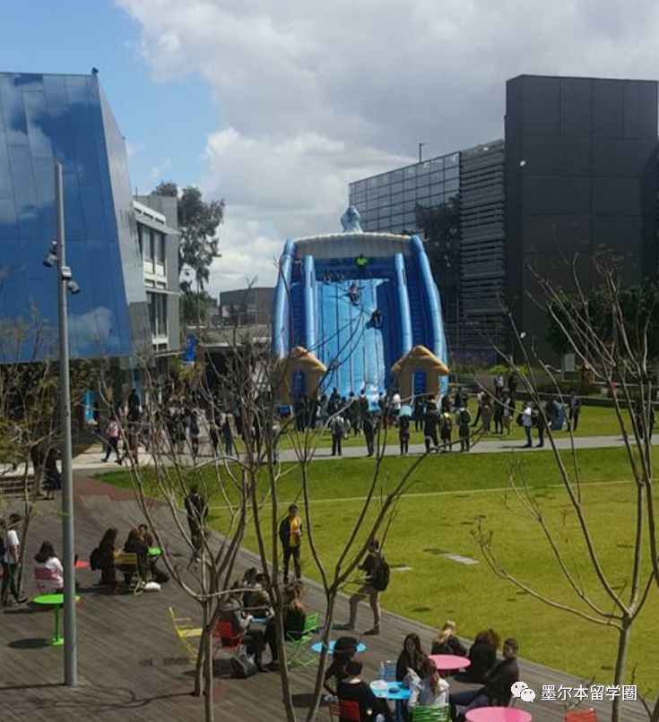 热气球降落到高校,热气球出校门