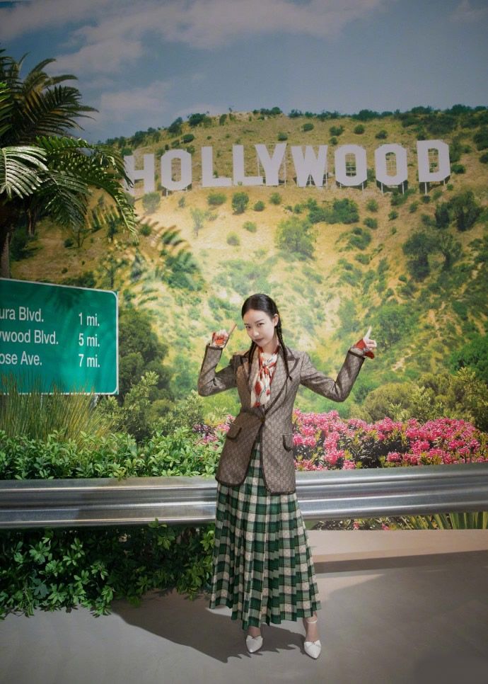 消失的她倪妮造型侧边麻花辫,不愧是女神倪妮随性穿搭都这么美