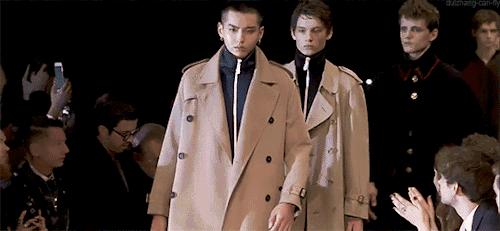 真人版试穿衣服,真人试穿黄金风衣