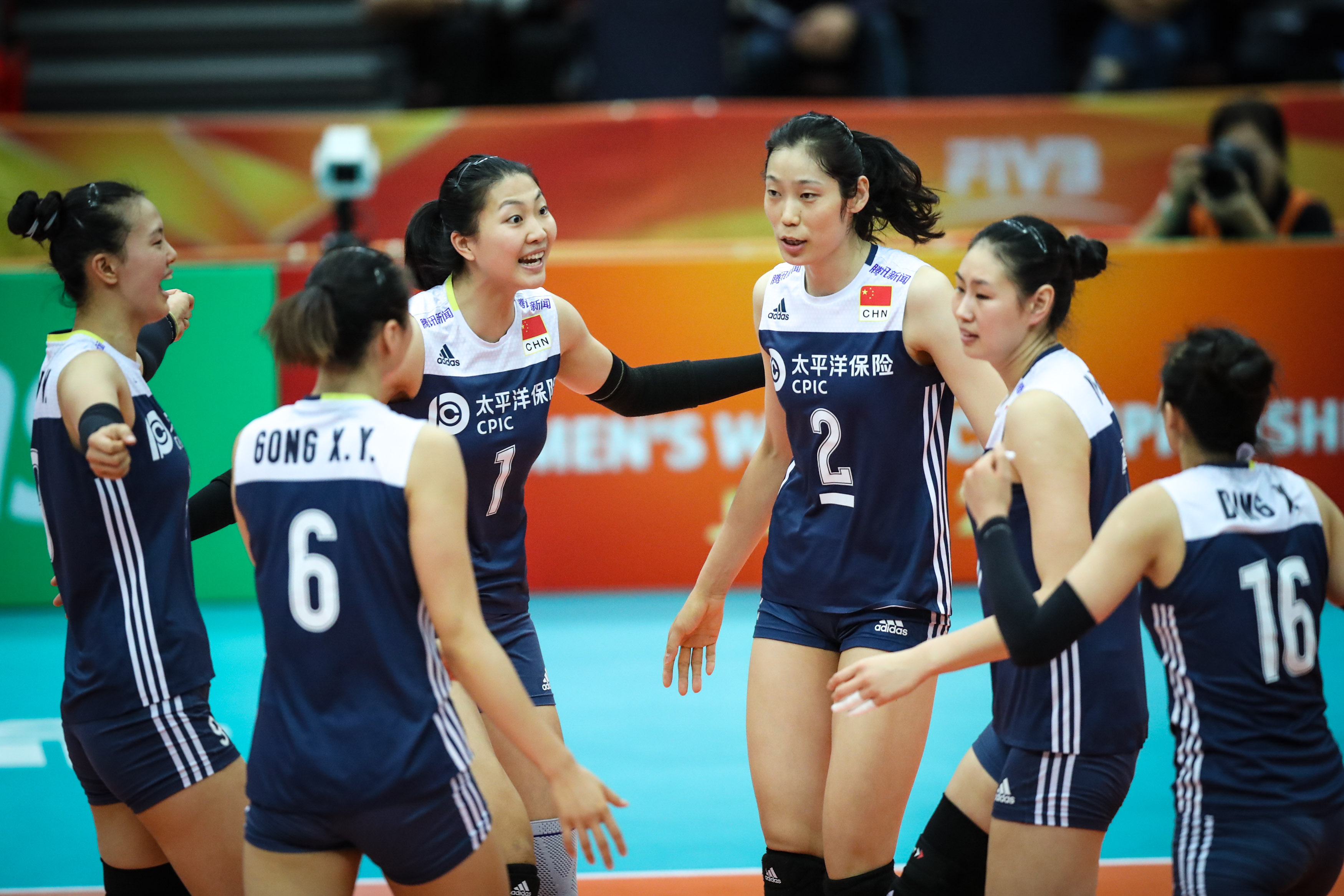 最无体育道德女排球队诞生，遭意美两队痛批，郎平教她们如何做人