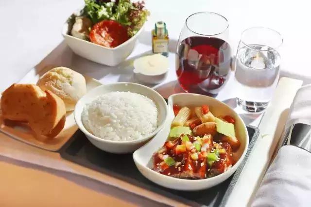 哪些航空经济舱有免费餐食,经济舱有什么免费的东西提供
