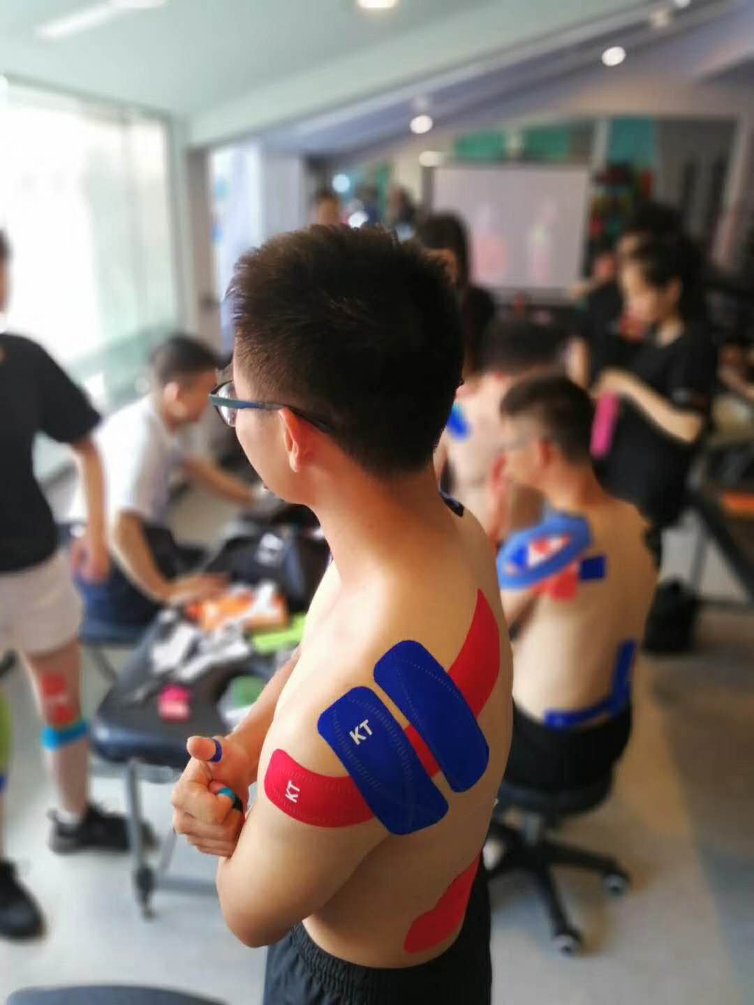 美国KTTAPE专业贴扎师入驻来跑吧奥森运动服务中心