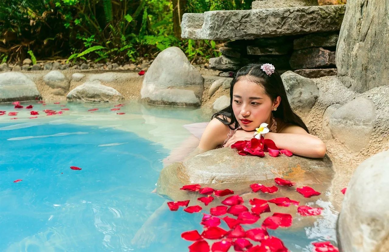 看火山泡温泉：北回归线上四季如春的腾冲特有的温暖