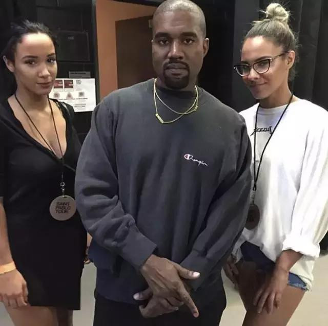 champion最经典的一款卫衣,白色连帽champion卫衣搭配女