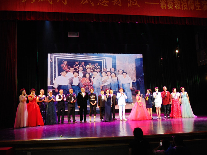 抱着个小孩,歌声还那么高亢,艺院老教授翁葵赢得满堂彩!