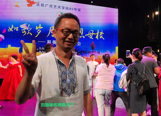 抱着个小孩,歌声还那么高亢,艺院老教授翁葵赢得满堂彩!