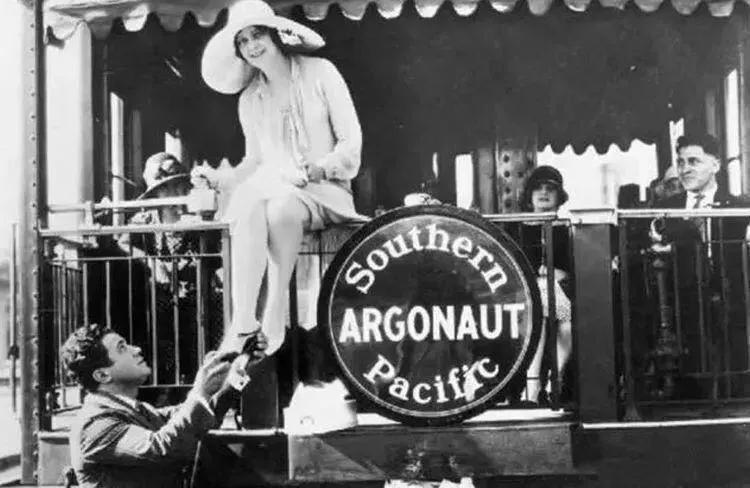 王妃的包”皇室专用的旅行箱”梦露的鞋”成为经典并非偶然！