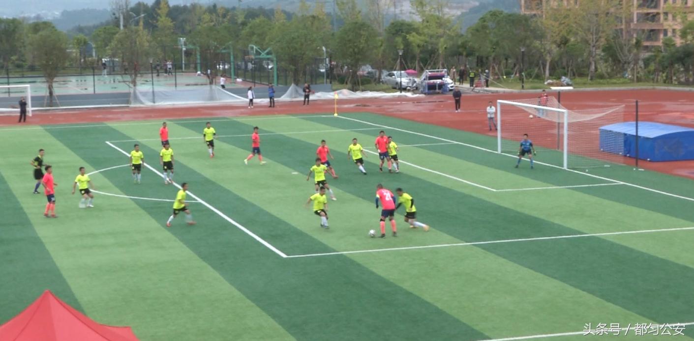 当警察遇上篮球视频,当警察遇上萌娃踢来的球