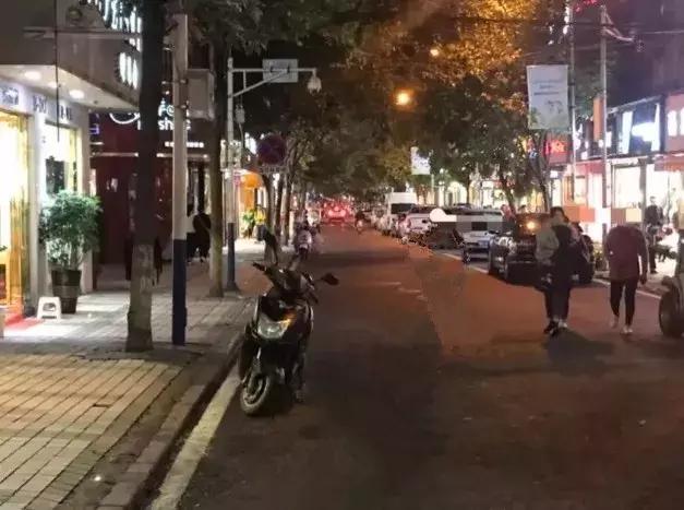 安顺图书路夜市：最后一次说爱你！也说，再见！