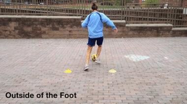 足球一对一防守转身技巧,足球教学5个技巧让你带球