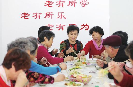 尊老敬老爱老助老，习*平近**身体力行