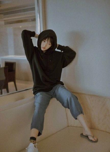 周冬雨同款衣服穿搭秋冬,周冬雨牛仔裤连衣裙