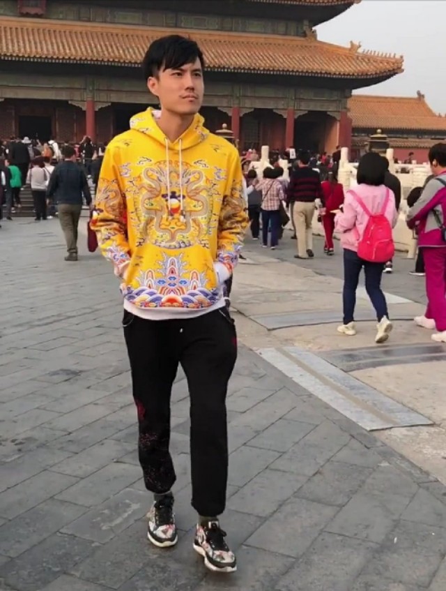 男子拍照路人,小伙拍照路人闯入镜头