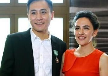 易烊千玺教王源跳舞收五块钱,明星一个月能挣多少钱蔡徐坤