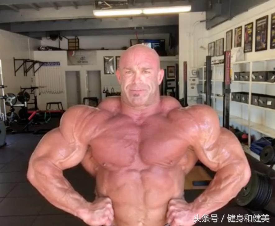 健美明星被质疑三角肌和斜方肌造假，其本人回应：来试试吧！