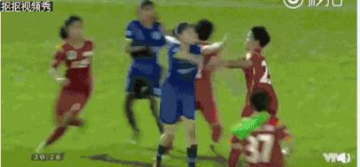 足球场上群殴场面并不少见，你见过女足赛场上的大规模群殴吗？