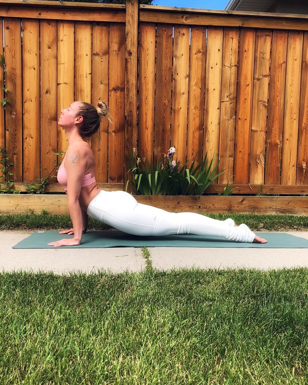 每天练这套完美塑形动作，帮你赶走肩痛和驼背，练出好气质