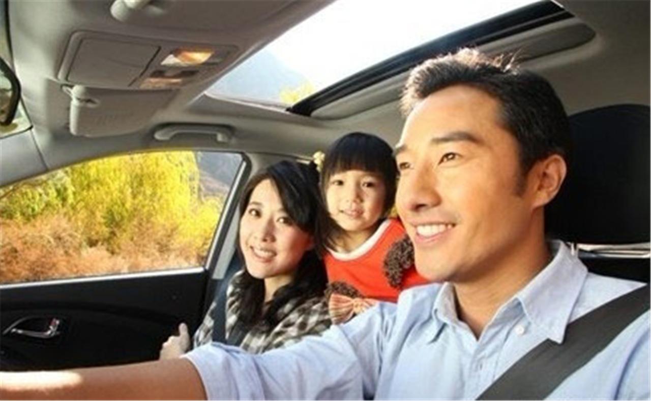 车子油表亮黄灯还能开多远,汽车油表黄灯亮起还能跑多少公里