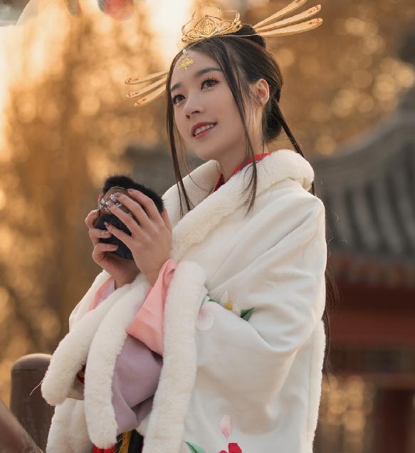 漂亮00后小姐姐cos,逆水寒狐狸巫女cos