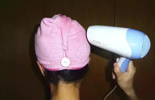 阴雨天衣服晾不干发馊怎么办,阴雨天衣服不干怎么办