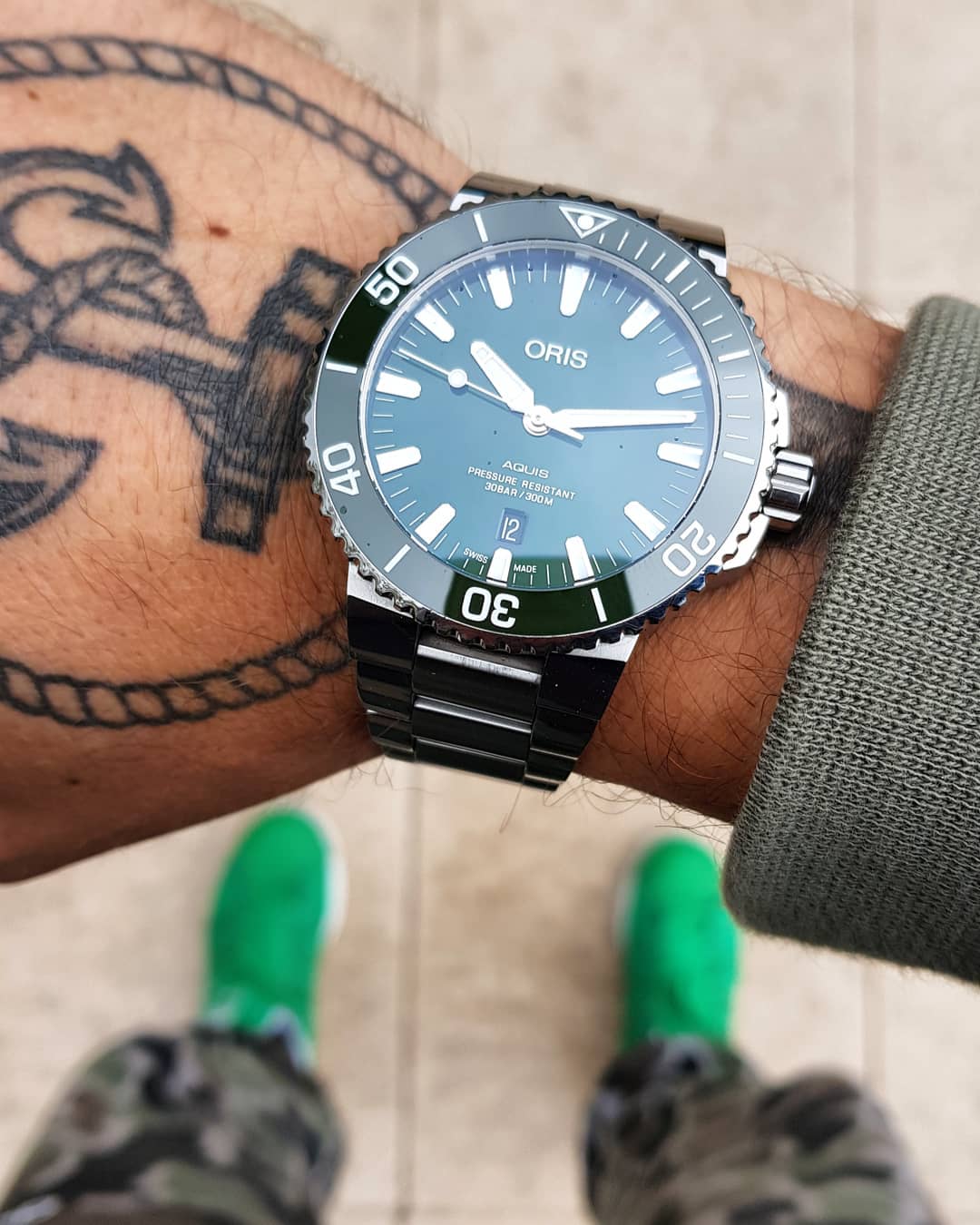 康卡斯和豪利时潜水表哪个好,绿水鬼掰手腕