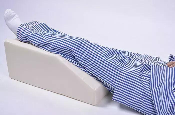 膝盖积水做什么运动治疗,膝盖积水肿了如何消肿