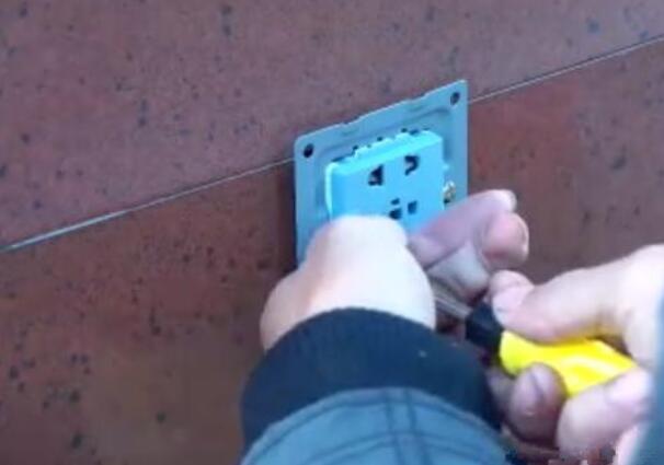 墙上插座松动不好用,墙上插座插头松