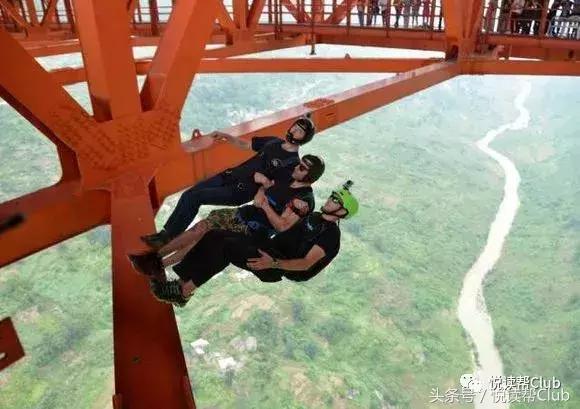 老外挑战贵州坝陵河大桥蹦极,老外在峡谷跳伞