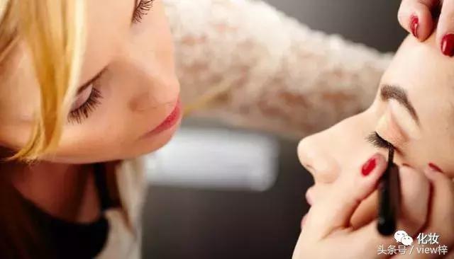 用眼线膏画眼线怎么画才好看,新手学化妆眼线该怎么画